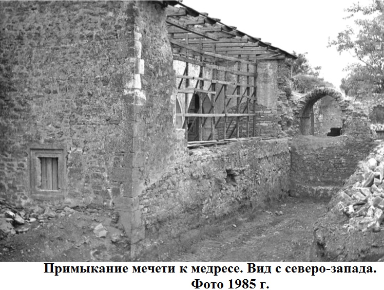 Примыкание мечети к медресе. Вид с северо-запада.jpg