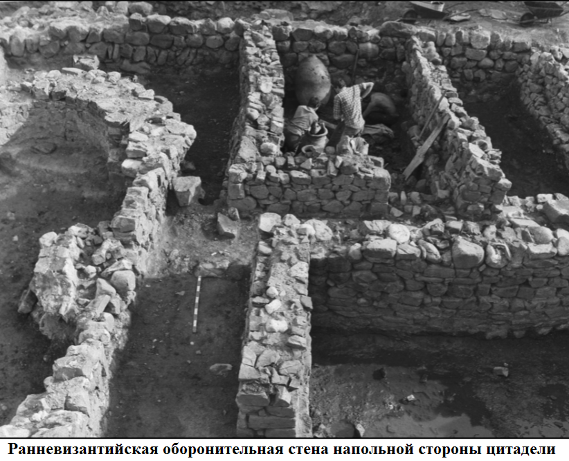 Ранневизантийская оборонительная стена напольной стороны цитадели.png