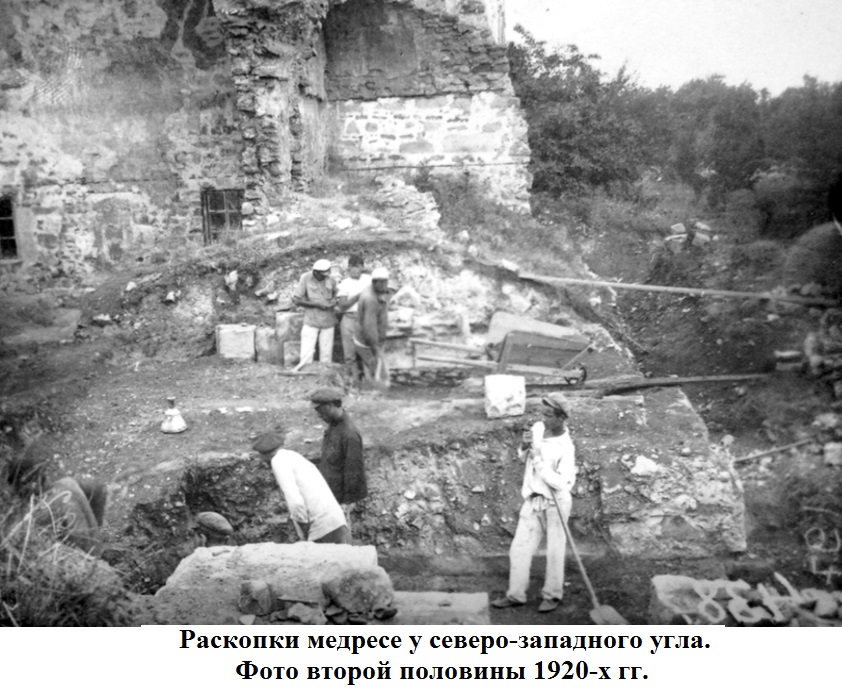 Раскопки медресе у северо-западного угла.jpg