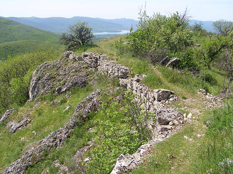 800px-Sandik-Kaya_1.jpg