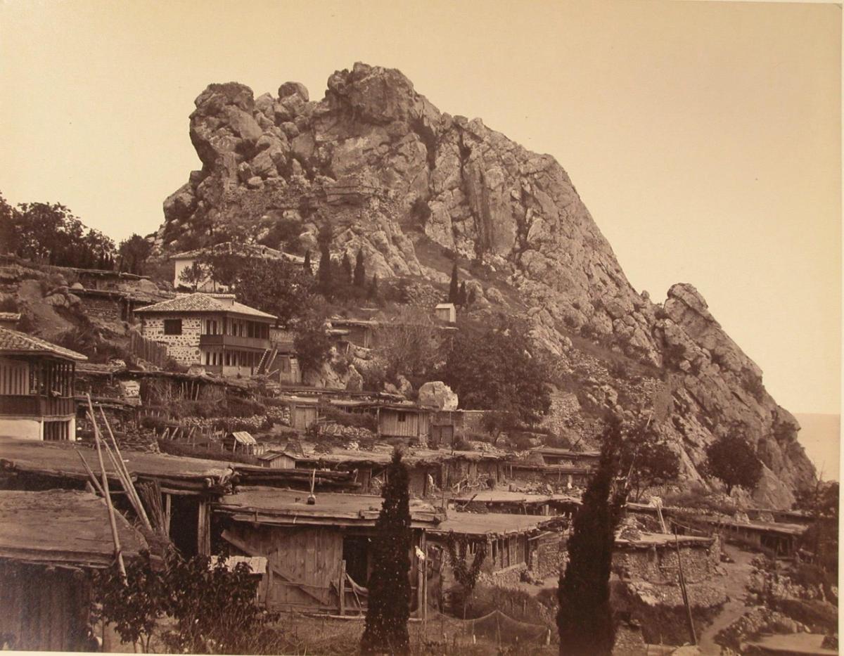 Vid-zhilyh-domov-na-skale-u-podnozhya-gory.jpg